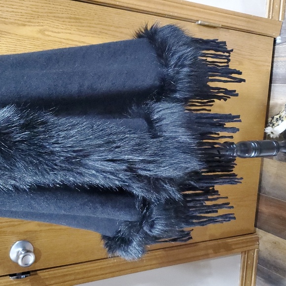 Northen Angel Faux Fur Trimmed Hooded Sleeveless Fringed Top - Picture 3 of 10